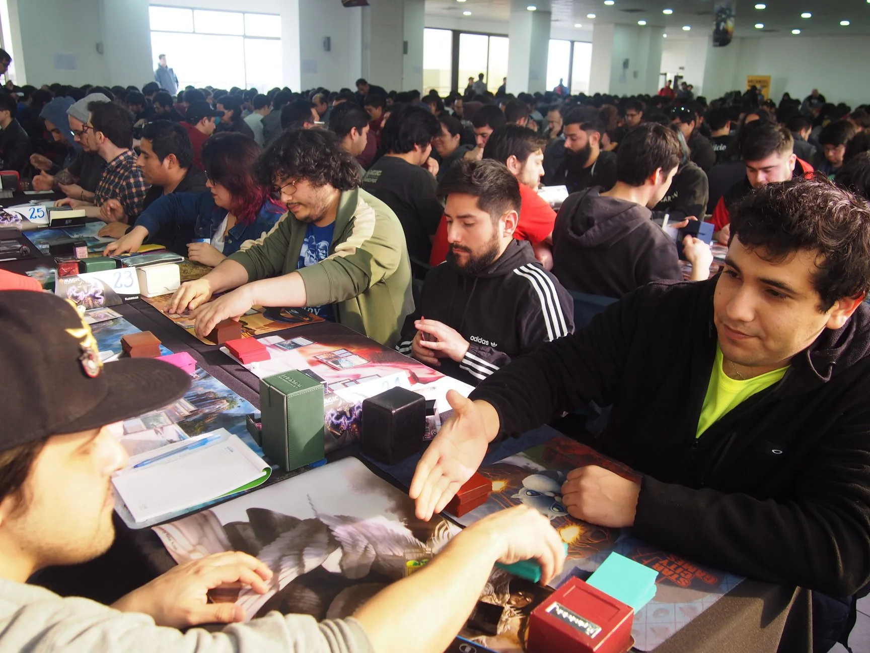 Apretón de manos entre finalistas del Campeonato Nacional de Magic Chile 2018